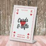 Signe De Table Lucky In Love Hearts Couples Cartes de douche Cade<br><div class="desc">Faites monter votre douche nuptiale en couple avec notre enseigne "Cartes et cadeaux"! Ce charmant design de carte de jeu, qui met en vedette le Roi des Coeurs et la Reine des Coeurs, ajoute une touche de fantaisie à votre fête à Las Vegas. En rouge vif, noir et blanc, il...</div>
