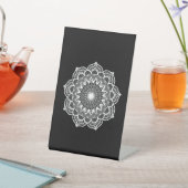 Signe De Table Mandala blanc sur fond noir (In SItu)