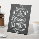 Signe De Table Manger, boire et être marié Chalkboard Mariage<br><div class="desc">Célébrez dans le style avec cette enseigne design et très tendance mariage. Ce design comprend une formulation typographique branchée sur un arrière - plan à effet de tableau de bord moderne,  parfait pour tout événement spécial tel que mariages,  douches nuptiales,  fiançailles,  etc.</div>