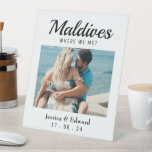 Signe De Table Mariage Destination Nom de la table Couple Voyage<br><div class="desc">Améliorez l'élégance et la personnalisation de votre mariage avec notre décoration de nom de table de destination Mariage. Parfaits pour les mariages à destination ou les fêtes sur le thème du voyage, ces panneaux portent le nom d'un pays comme nom de table, à côté d'une belle photo du couple, ajoutant...</div>