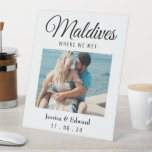 Signe De Table Mariage Destination Nom de la table Couple Voyage<br><div class="desc">Améliorez l'élégance et la personnalisation de votre mariage avec notre décoration de nom de table de destination Mariage. Parfaits pour les mariages à destination ou les fêtes sur le thème du voyage, ces panneaux portent le nom d'un pays comme nom de table, à côté d'une belle photo du couple, ajoutant...</div>