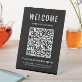 Signe De Table Menu de restaurant moderne avec code QR sur un sup (In SItu)