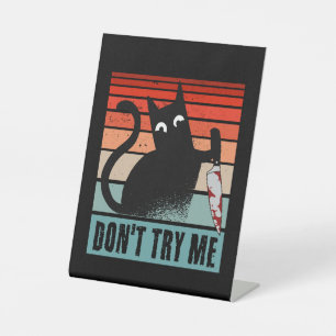 Signe De Table Ne m'essayez pas, Moody Cat avec un couteau Invita