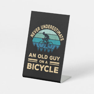 Signe De Table Ne Sous-Estimez Jamais Un Vieux Type Sur Un Vélo D