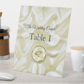 Signe De Table Noir avec or sur texture soie (In SItu)