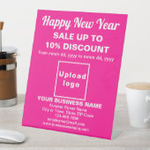 Signe De Table Nouvel an commercial Vente sur Pink Pedestal (In SItu)