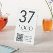Signe De Table Numéro de table blanc de restaurant avec logo d'en (In SItu)