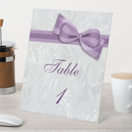 Signe De Table Numéro de table en faux nœud papillon violet et da (In SItu)