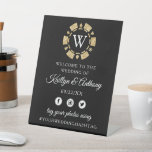 Signe De Table Parties scintillant d'or Monogram Poker Chip Casin<br><div class="desc">Célébrez dans le style avec ce panneau d'accueil mariage moderne et très tendance. Ce design est facile à personnaliser avec votre libellé d'événement spécial et vos invités seront ravis quand ils verront ce magnifique panneau. Les éléments correspondants se trouvent dans la collection.</div>