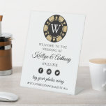 Signe De Table Parties scintillant d'or Monogram Poker Chip Casin<br><div class="desc">Célébrez dans le style avec ce panneau d'accueil mariage moderne et très tendance. Ce design est facile à personnaliser avec votre libellé d'événement spécial et vos invités seront ravis quand ils verront ce magnifique panneau. Les éléments correspondants se trouvent dans la collection.</div>