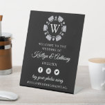 Signe De Table Parties scintillant en argent Monogram Poker Chip<br><div class="desc">Célébrez dans le style avec ce panneau d'accueil mariage moderne et très tendance. Ce design est facile à personnaliser avec votre libellé d'événement spécial et vos invités seront ravis quand ils verront ce magnifique panneau. Les éléments correspondants se trouvent dans la collection.</div>