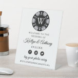 Signe De Table Parties scintillant en argent Monogram Poker Chip<br><div class="desc">Célébrez dans le style avec ce panneau d'accueil mariage moderne et très tendance. Ce design est facile à personnaliser avec votre libellé d'événement spécial et vos invités seront ravis quand ils verront ce magnifique panneau. Les éléments correspondants se trouvent dans la collection.</div>