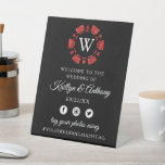 Signe De Table Parties scintillant rouge Monogram Poker Chip Casi<br><div class="desc">Célébrez dans le style avec ce panneau d'accueil mariage moderne et très tendance. Ce design est facile à personnaliser avec votre libellé d'événement spécial et vos invités seront ravis quand ils verront ce magnifique panneau. Les éléments correspondants se trouvent dans la collection.</div>