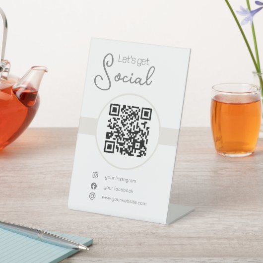 Signe De Table Pastel brown QR code féminin me scanner médias soc (In SItu)