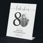 Signe De Table Photo 80th Birthday Affiche de bienvenue | Regarde<br><div class="desc">Bienvenue aux invités à votre 80e anniversaire avec ce magnifique panneau de bienvenue modifiable. Doté d'une mise en page élégante et personnalisable, ce modèle vous permet d'ajouter facilement votre propre photo et de personnaliser le texte, ce qui en fait un complément parfait à votre décor de 80ème anniversaire. Idéal pour...</div>