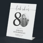 Signe De Table Photo 80th Birthday Affiche de bienvenue | Regarde<br><div class="desc">Bienvenue aux invités à votre 80e anniversaire avec ce magnifique panneau de bienvenue modifiable. Doté d'une mise en page élégante et personnalisable, ce modèle vous permet d'ajouter facilement votre propre photo et de personnaliser le texte, ce qui en fait un complément parfait à votre décor de 80ème anniversaire. Idéal pour...</div>