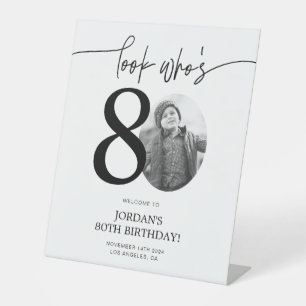 Signe De Table Photo 80th Birthday Affiche de bienvenue   Regarde