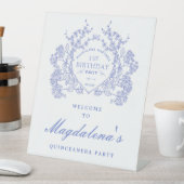 Signe De Table Quinceanera Blue Floral Crest Bienvenue (In SItu)
