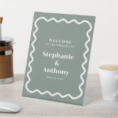 Signe De Table Retro 1950 Wavy Edge Sage Green Mariage (In SItu)