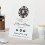 Signe De Table Rose Gold Parties scintillant Poker Chip Casino Ma<br><div class="desc">Célébrez dans le style avec ce panneau d'accueil mariage moderne et très tendance. Ce design est facile à personnaliser avec votre libellé d'événement spécial et vos invités seront ravis quand ils verront ce magnifique panneau. Les éléments correspondants se trouvent dans la collection.</div>