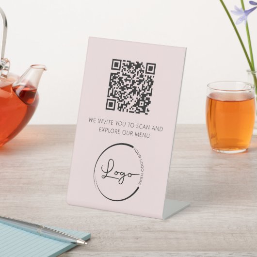 Signe De Table Rose QR Code Blanc Menu Logo Restaurant Moderne (In SItu)
