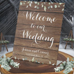 Signe De Table Rustic Barn Board Eucalyptus Green Welcome<br><div class="desc">Arrière - plan rustique de planche à grange avec aquarelle de la végétation eucalyptus le long du haut et du bas avec un script de calligraphie de police swash cursive accueillant les invités à votre mariage avec vos noms et date mariage.</div>