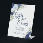 Signe De Table Rustic Blue Boho Floral Cadeaux & Cartes Mariage<br><div class="desc">Ce magnifique panneau de piédestal permettra à vos invités mariages de savoir où ils devraient laisser leurs cadeaux et leurs cartes. Il présente un design boho floral rustique avec des roses d'aquarelle peints à la main dans des tons bleu poussiéreux, bleu marine et indigo. Il y a un court message...</div>