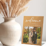Signe De Table Rustic Gold Bienvenue à notre photo Mariage Chic<br><div class="desc">Ce guéridon de mariage d'or rustique est orné d'une élégante typographie blanche et d'une photo fiançailles d'automne superposée sur un dégradé de tons de terre. Les teintes simples orange pâle et marron suivent les tendances d'automne actuelles pour un mariage bohème cet automne. Complétez le look avec votre script minimaliste sur...</div>