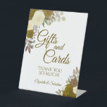 Signe De Table Rustic Gold Boho Chic Floral Cadeaux & Cartes Mari<br><div class="desc">Ce magnifique panneau de piédestal permettra à vos invités mariages de savoir où ils devraient laisser leurs cadeaux et leurs cartes. Doté d'un design boho fleuri rustique avec des roses d'aquarelle peints à la main dans les tons jaune et or. Il y a un court message de remerciement ainsi que...</div>