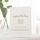Signe De Table Rustic Gold Capture Le Mariage Love Hashtag<br><div class="desc">Cet or rustique Capture the Love mariage est parfait pour un mariage campagnard. Le design simple et moderne d'or et de blanc présente une calligraphie manuscrite unique et fantaisiste, avec un style boho minimaliste contemporain. Personnalisable dans n'importe quelle couleur. Gardez le design minimal et simpliste, en l'état, ou personnalisez-le en...</div>