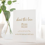 Signe De Table Rustic Gold Script Partager Le Hashtag Mariage Amo<br><div class="desc">Ce script d'or rustique Partagez le mot-clic Love mariage est parfait pour un mariage campagnard. Le design simple et moderne d'or et de blanc présente une calligraphie manuscrite unique et fantaisiste, avec un style boho minimaliste contemporain. Personnalisable dans n'importe quelle couleur. Gardez le design minimal et simpliste, en l'état, ou...</div>