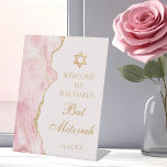 Signe De Table Soirée personnalisée Bat mitzvah d'âge rose<br><div class="desc">Une agate rose et or chic orne le côté de cet élégant panneau de piédestal Bat mitzvah. Le nom de votre fille est écrit dans une belle écriture formelle sous l'Étoile de David. Décor de table parfait pour une famille juive chic célébrant une fille appelée à la Torah.</div>