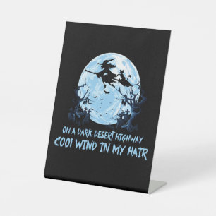 Signe De Table Sorcière Chambres Sur Une Route Du Désert Sombre