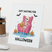 Signe De Table Squelette attendant juste Halloween (In SItu)