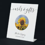 Signe De Table Sunflower Blue Sky Rustic Wedding Cartes & Cadeaux<br><div class="desc">Ce design présente des tournesols et un arrière - plan bleu ciel. Les cadres simples en cercle blanc avec sa typographie élégante sont placés sur la photo des champs de tournesols rustiques pour créer un design étonnant. Les tons jaunes et bleus du ciel et des tournesols créent une atmosphère de...</div>