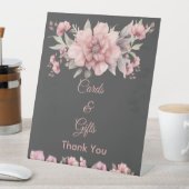 Signe De Table Symbole de mariage rose avec cartes et cadeaux (In SItu)