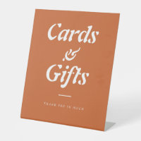 Symbole de piédestal de cartes et cadeaux orange e
