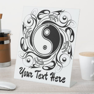 Signe De Table Symbole Yin & Yang noir et blanc de style tatouage