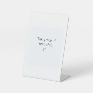 Signe De Table The Grace of Restraint Pesestal Sign 