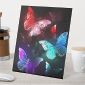 Signe De Table Trois papillons brillants sur l'arrière - plan de  (In SItu)