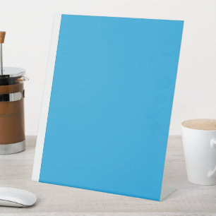 Signe De Table un arrière - plan bleu avec un chat noir et blanc