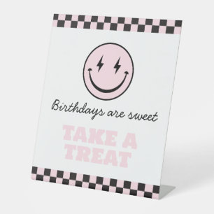 Signe De Table Un joyeux bébé rose sourire visage Prenez un soin
