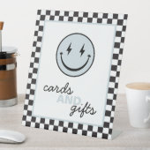 Signe De Table Un joyeux mec souriant cartes et cadeaux (In SItu)