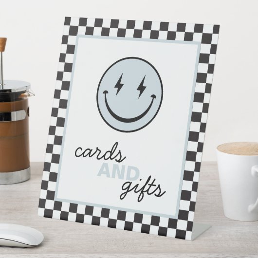 Signe De Table Un joyeux mec souriant cartes et cadeaux (In SItu)