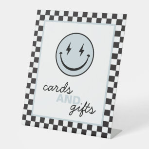 Signe De Table Un joyeux mec souriant cartes et cadeaux