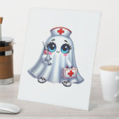 Signe De Table Un mignon fantôme d'Halloween en uniforme d'infirm (In SItu)