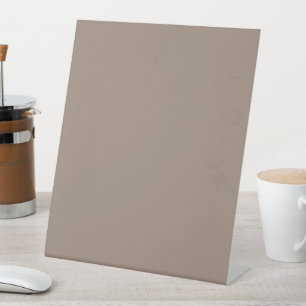 Signe De Table un mur marron avec une horloge