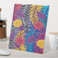 une fleur colorée et un motif feuille sur un bac b