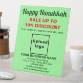 Signe De Table Vente de Hanukkah d'affaires sur Light Green (In SItu)