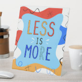 Signe De Table Vibrant "Less Is More" Abstract Graphic (In SItu)